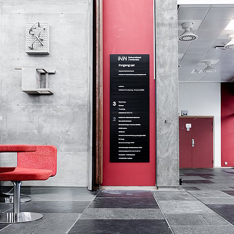 Oversiktstavle i fojaen på universitetslokalet i Hamar.jpg