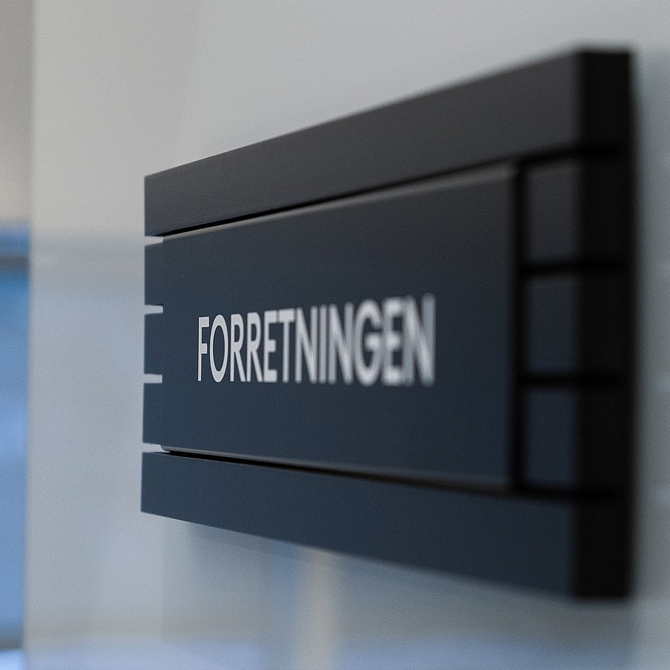 01 – Møteromsskilt med minimalistisk, elegant utforming
