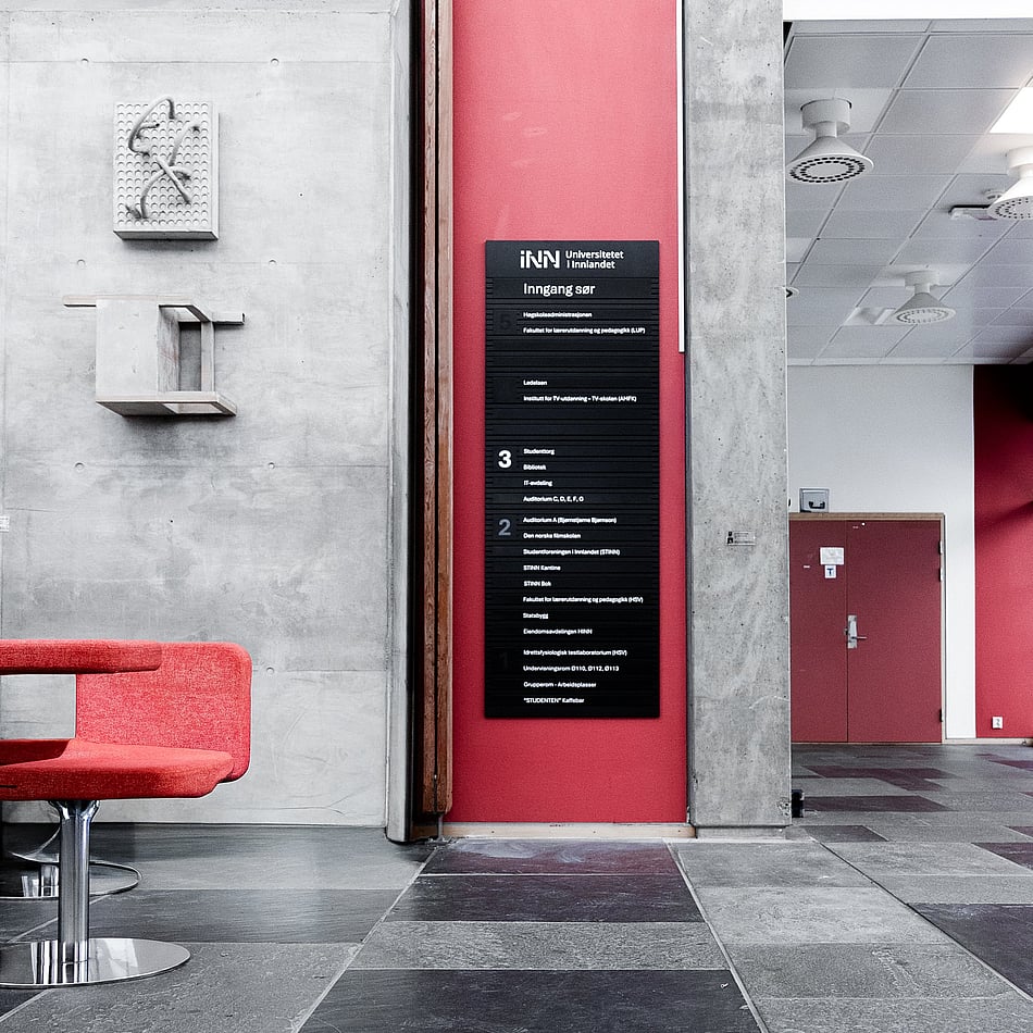 Oversiktstavle i fojaen på universitetslokalet i Hamar.jpg
